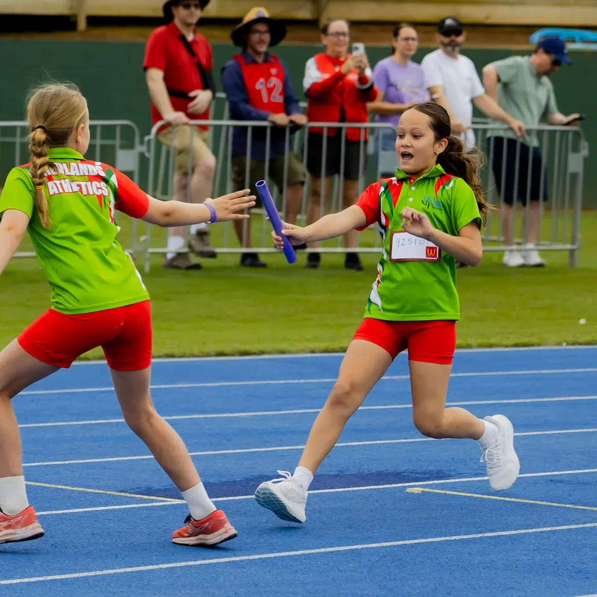 baton-exchange-on-the-track baton-exchange-on-the-track